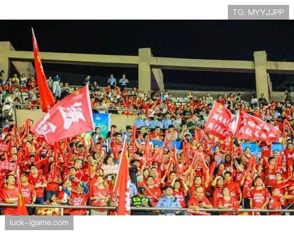山东泰山主场迎战劲敌,球迷热情高涨期待再创佳绩 山东泰山主场迎战劲敌,球迷热情高涨期待再创佳绩