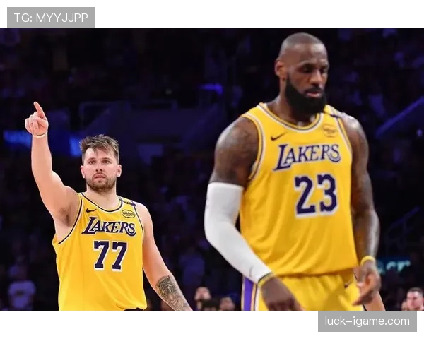 詹姆斯强势防守助湖人稳居季后赛竞争行列