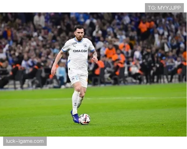 霍伊别尔关键拦截助力球队守住胜利,表现稳健值得关注 霍伊别尔关键拦截助力球队守住胜利,表现稳健值得关注