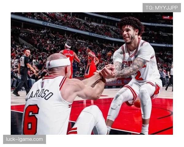 特雷·杨突破制造多次机会提升球队关键时刻得分效率