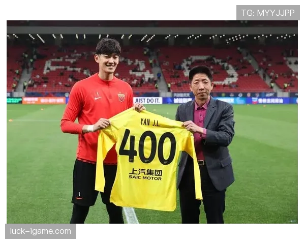 颜骏凌这扑救动作也太拼了吧，刚修的草坪又被他蹭秃一块